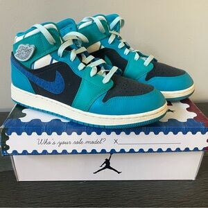 Nike Air Jordan Teal and Blue Sneakers Kids Youth Size 7 Like New